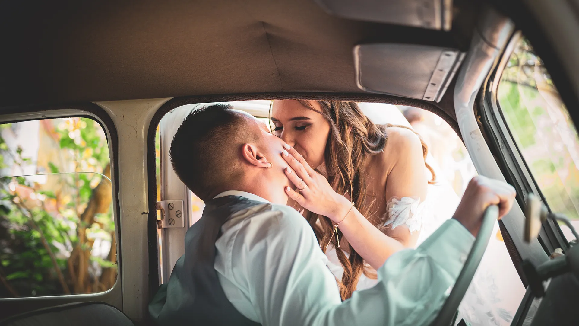 marie-et-femme-embrasse