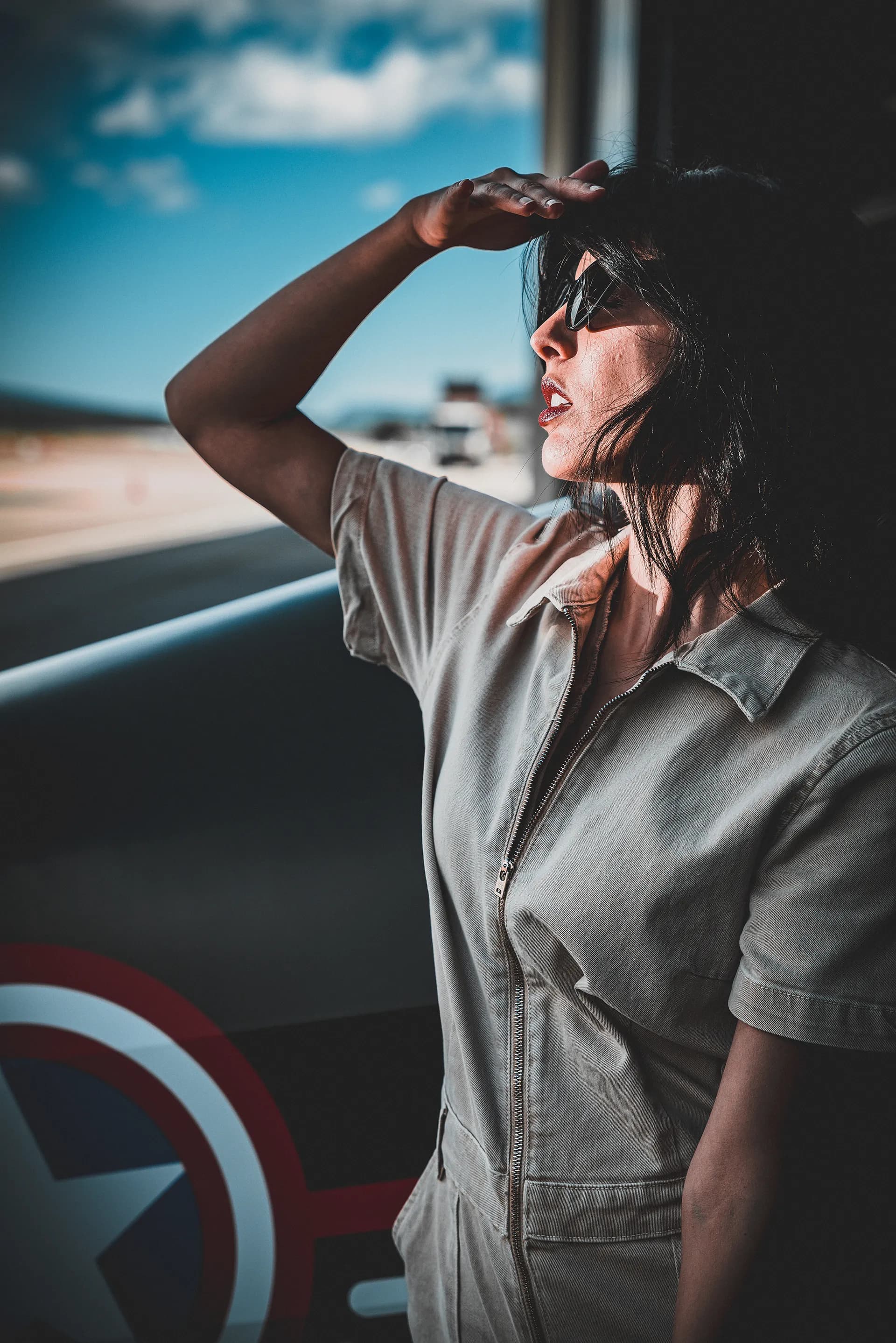 femme-avion-regard-ciel